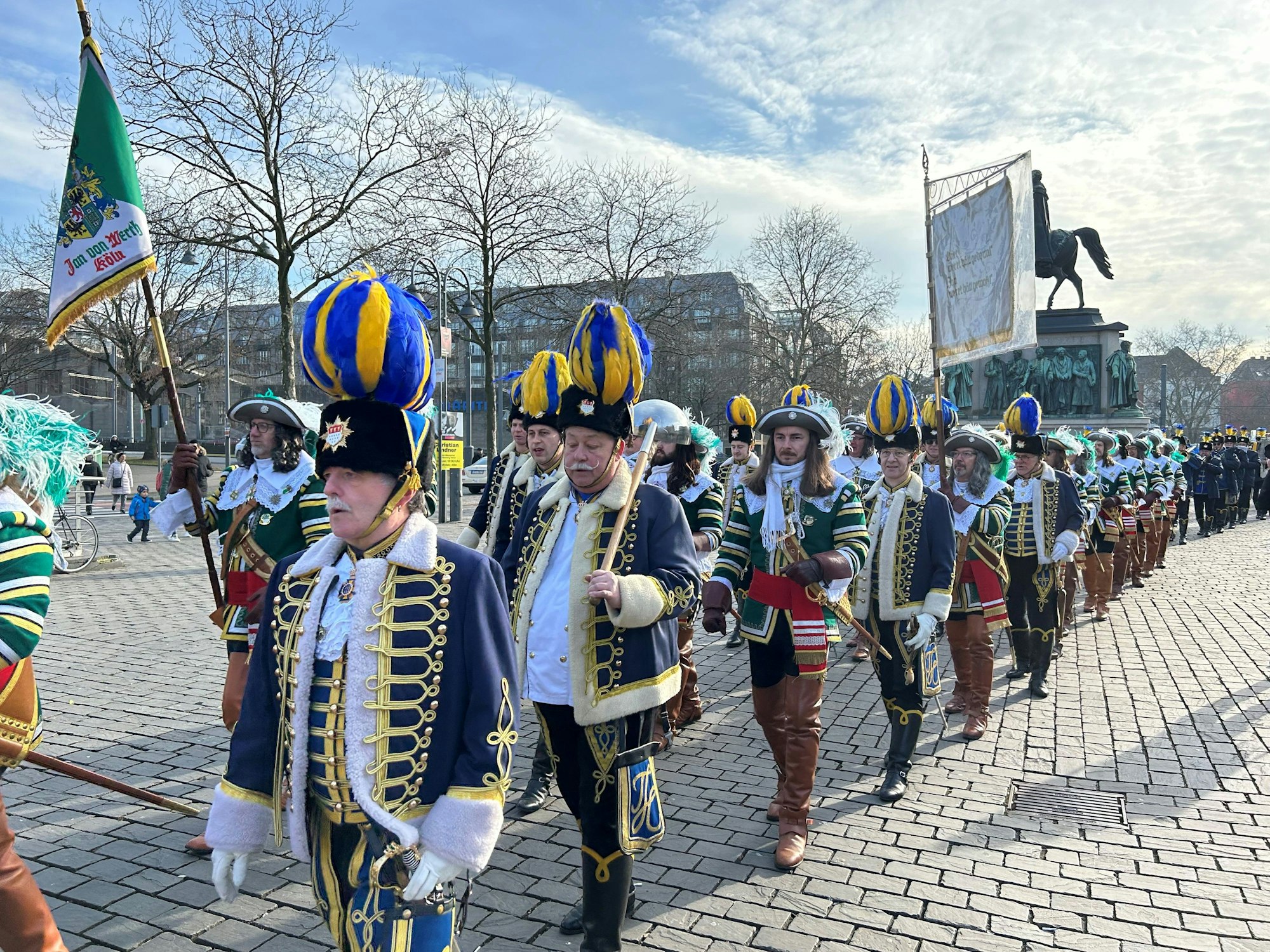 Treuer Husar und Jan von Werth marschieren gemeinsam.