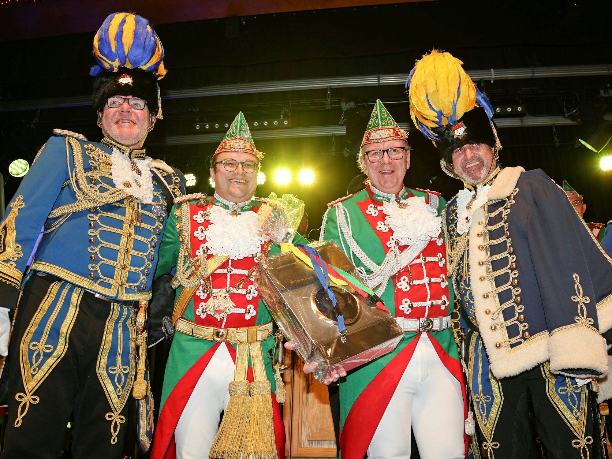 Björn Braun überreicht einen Briefkasten an den Treuen Husaren.