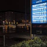 An einer Schautafel einer Berliner Tankstelle werden die aktuellen Benzin- und Dieselpreise angezeigt: Es könnte bald richtig teuer werden.