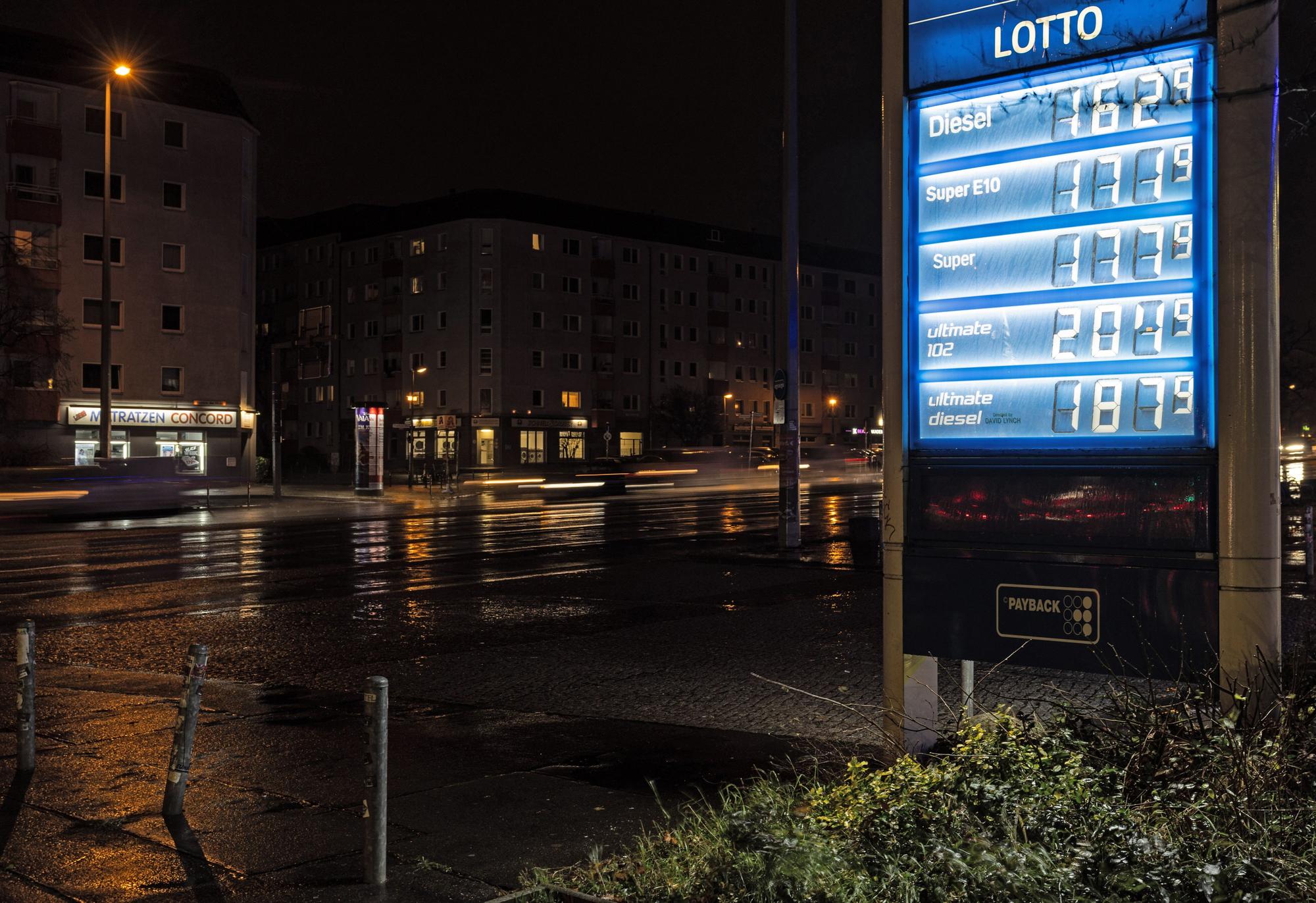 An einer Schautafel einer Berliner Tankstelle werden die aktuellen Benzin- und Dieselpreise angezeigt: Es könnte bald richtig teuer werden.