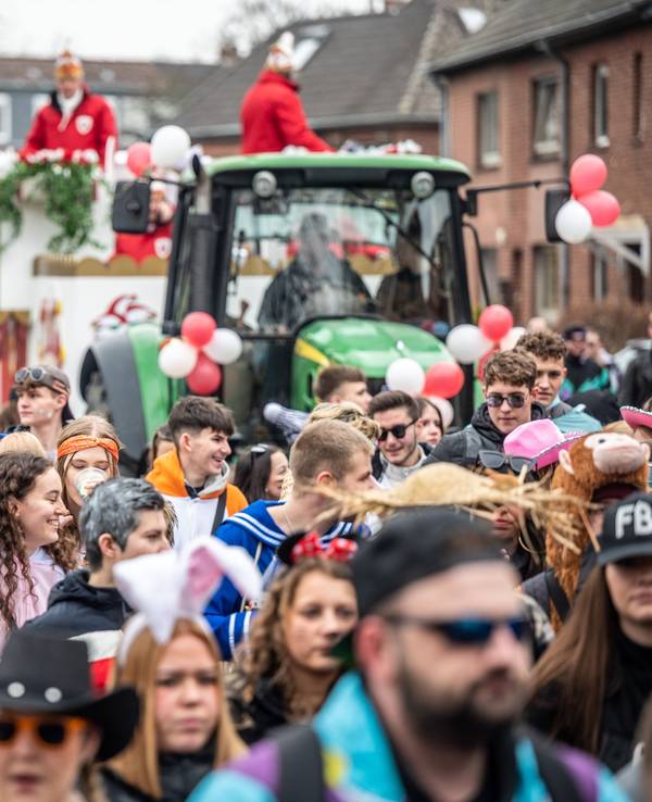 Die Karnevalisten feiern am Montag, den 20. Februar 2023, in Neukirchen - Vluyn Mitte beim Rosenmontagszug. Der Rosenmontagszug zeiht durch die Straßen und wird am Rathaus vom Bürgermeister begrüßt. Foto: Volker Herold / FUNKE Foto Services