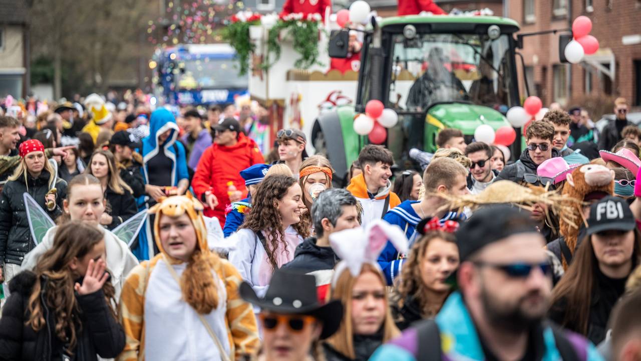 Die Karnevalisten feiern am Montag, den 20. Februar 2023, in Neukirchen - Vluyn Mitte beim Rosenmontagszug. Der Rosenmontagszug zeiht durch die Straßen und wird am Rathaus vom Bürgermeister begrüßt. Foto: Volker Herold / FUNKE Foto Services