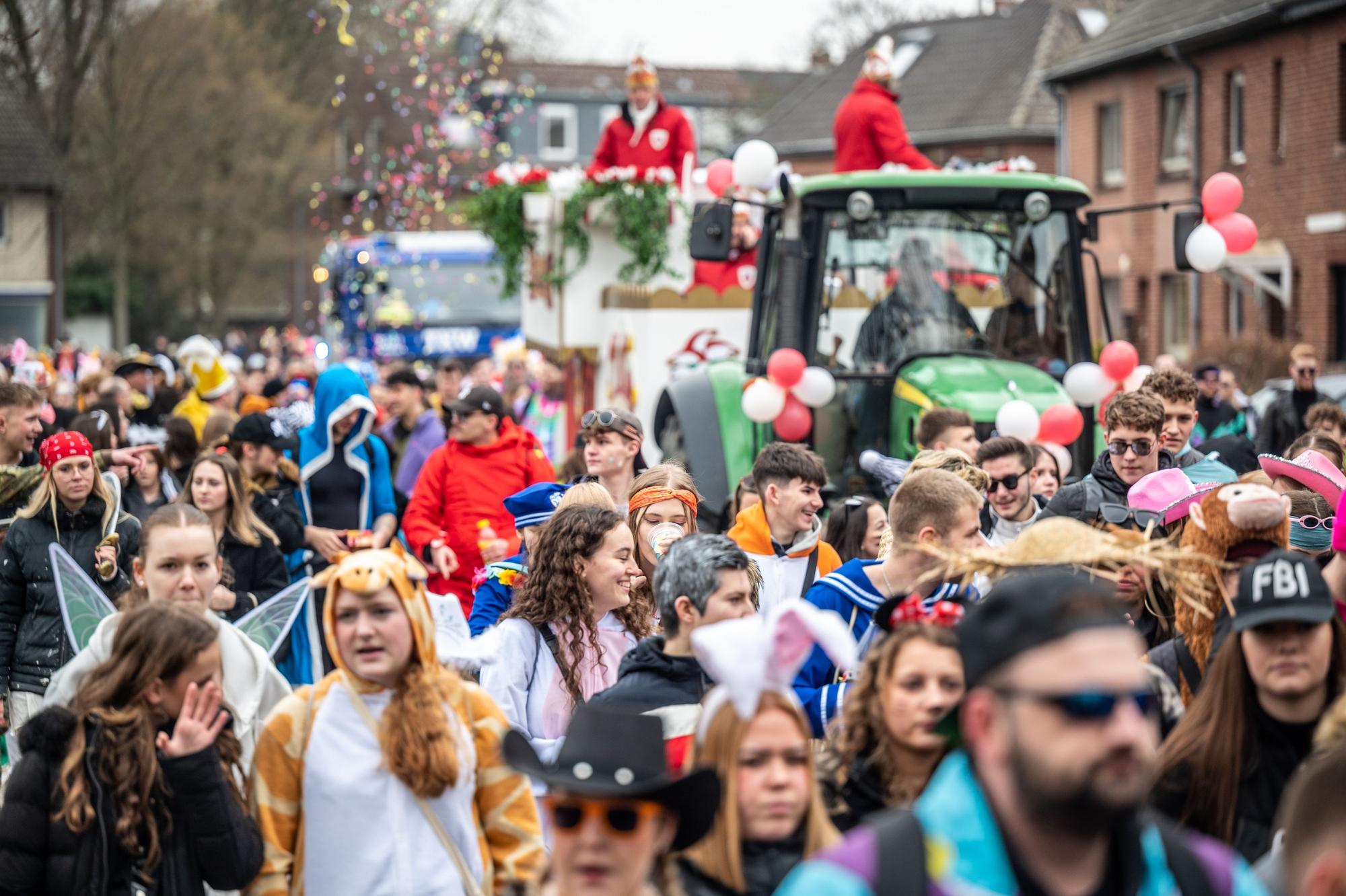 Die Karnevalisten feiern am Montag, den 20. Februar 2023, in Neukirchen - Vluyn Mitte beim Rosenmontagszug. Der Rosenmontagszug zeiht durch die Straßen und wird am Rathaus vom Bürgermeister begrüßt. Foto: Volker Herold / FUNKE Foto Services