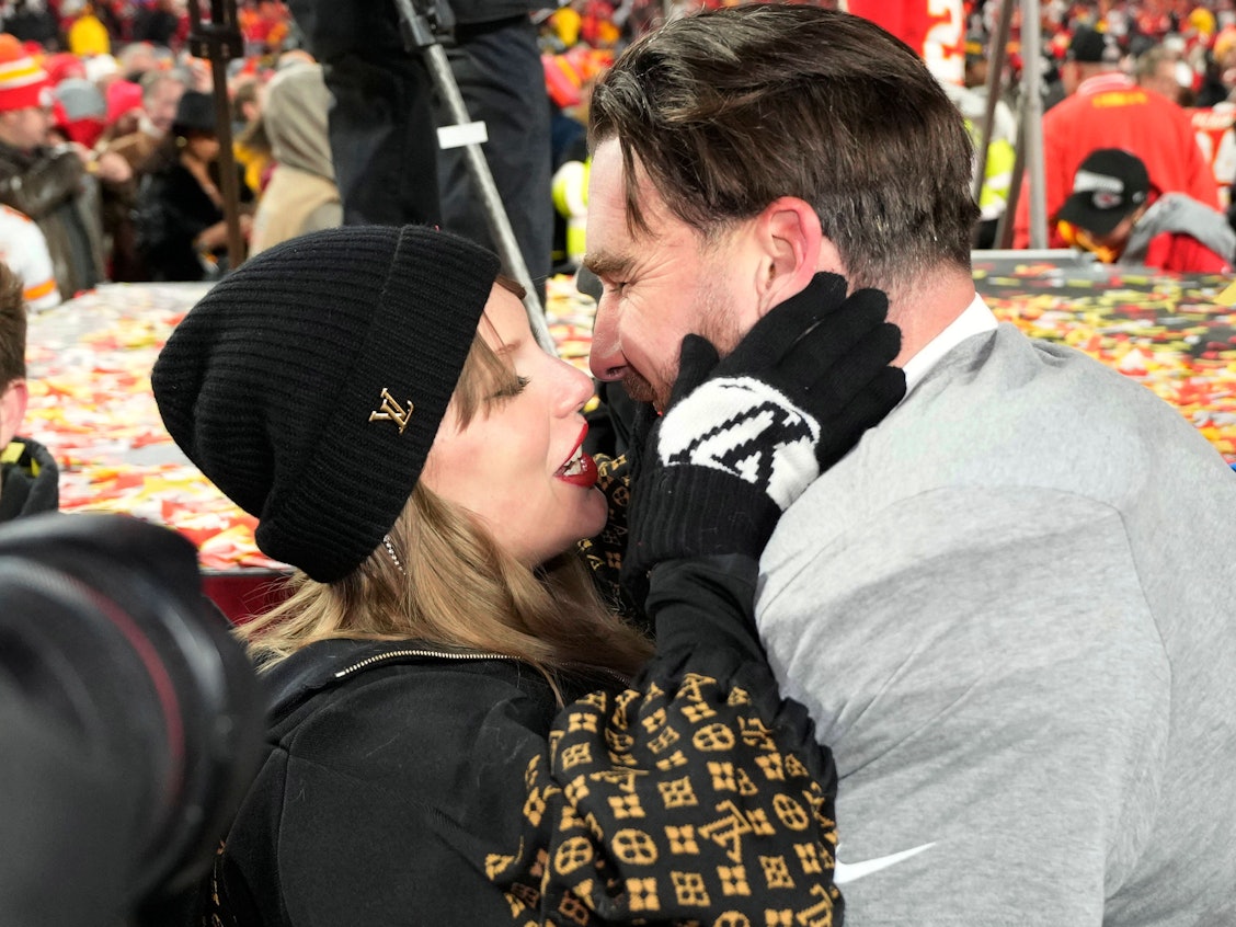 NFL-Star Travis Kelce gemeinsam mit Sängerin Taylor Swift am 26. Januar 2025 nach dem Sieg im AFC Championship Game gegen die Buffalo Bills.