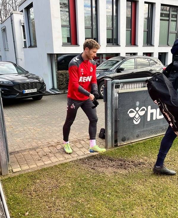 Florian Kainz betritt den Trainingsplatz am Geißbockheim.