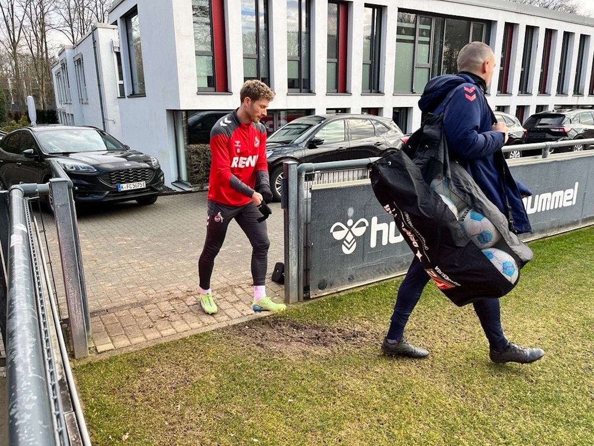 Florian Kainz betritt den Trainingsplatz am Geißbockheim.