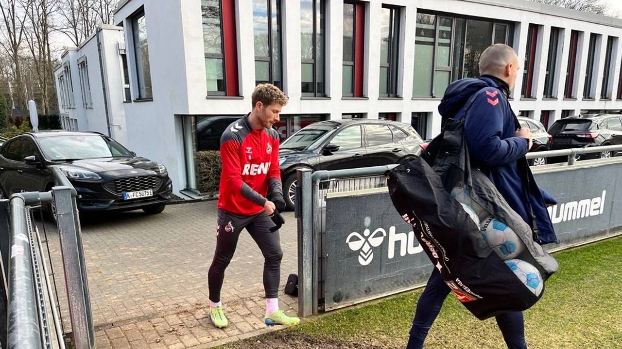 Florian Kainz betritt den Trainingsplatz am Geißbockheim.