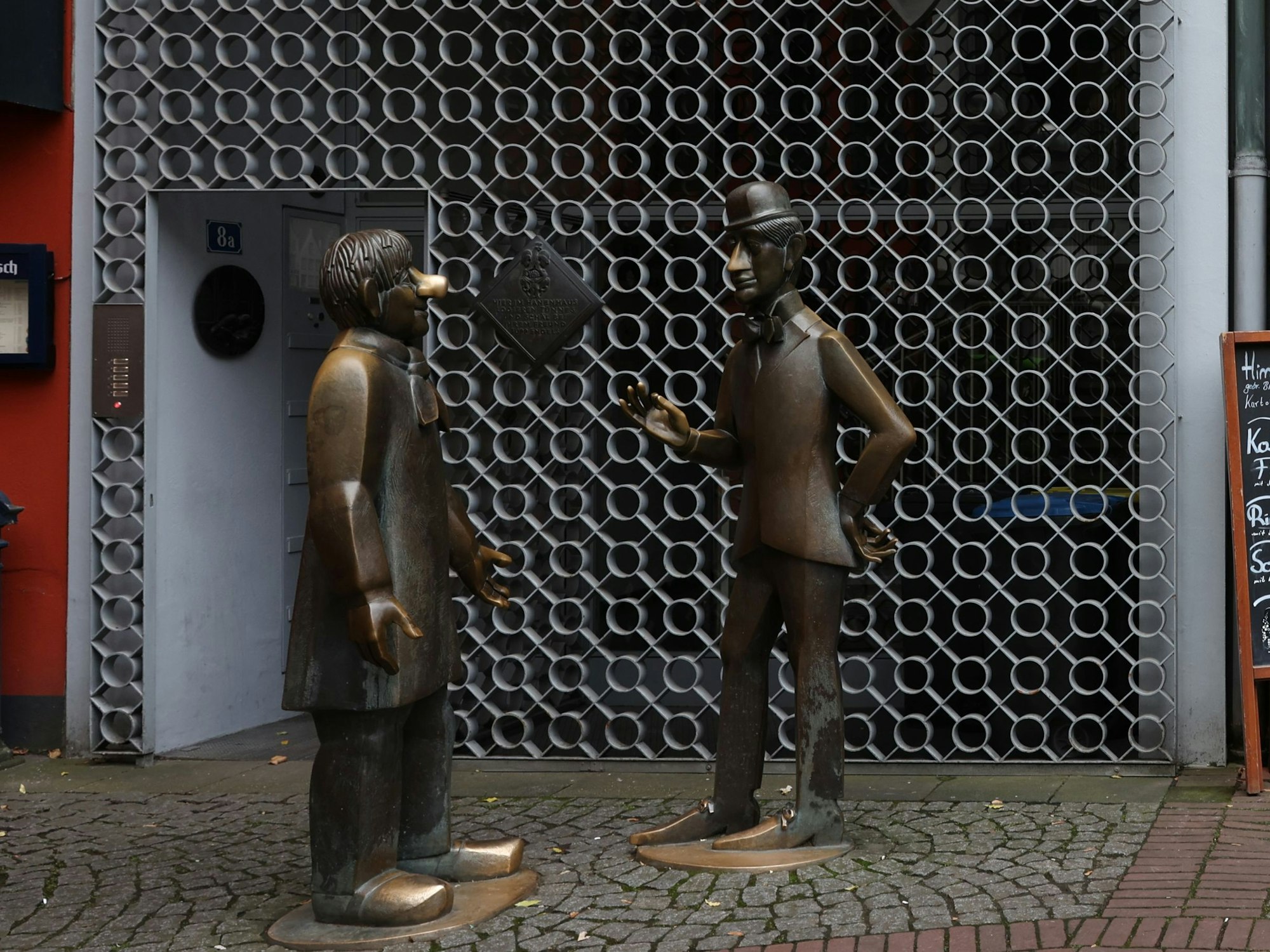 Die Bronzestatuen von Tünnes und Schäl am Alter Markt.