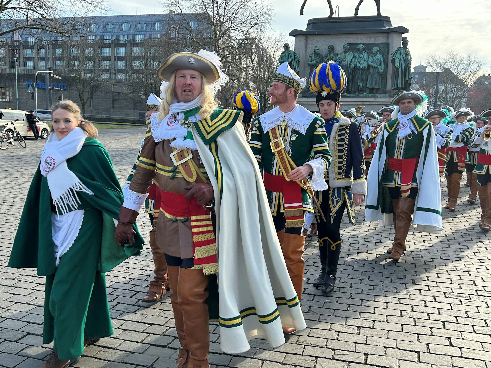 Jan un Griet laufen mit durch die Altstadt.
