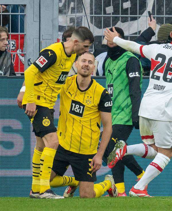 BVB-Profi Waldemar Anton am Samstag (8. Februar 2025) nach seinem Eigentor gegen den VfB Stuttgart. Im Hintergrund jubelt Stürmer Deniz Undav.