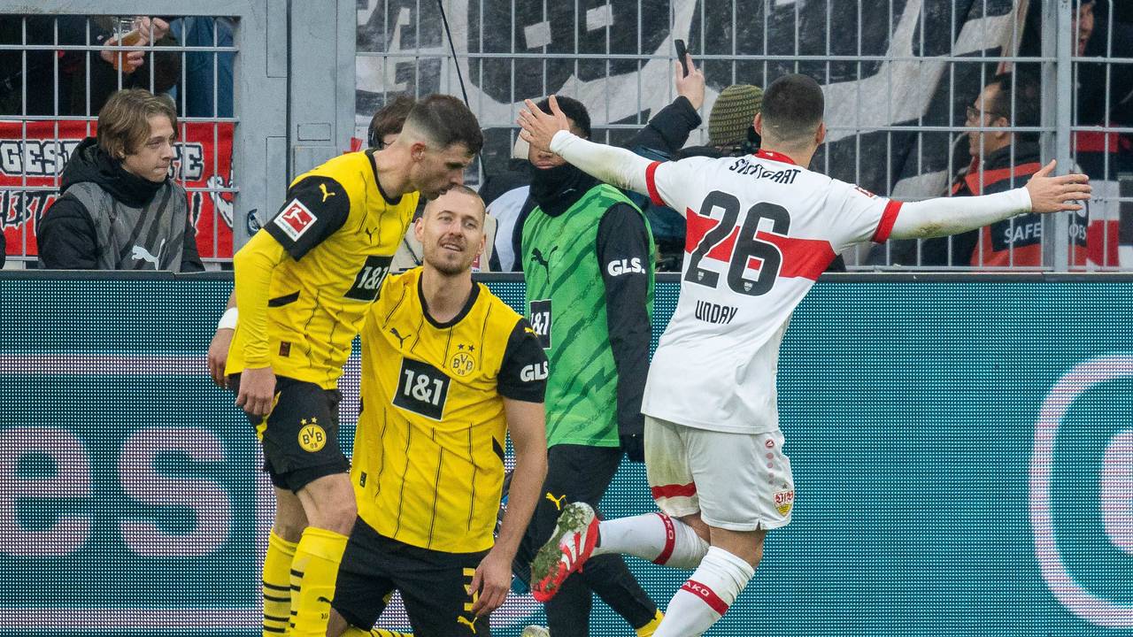 BVB-Profi Waldemar Anton am Samstag (8. Februar 2025) nach seinem Eigentor gegen den VfB Stuttgart. Im Hintergrund jubelt Stürmer Deniz Undav.