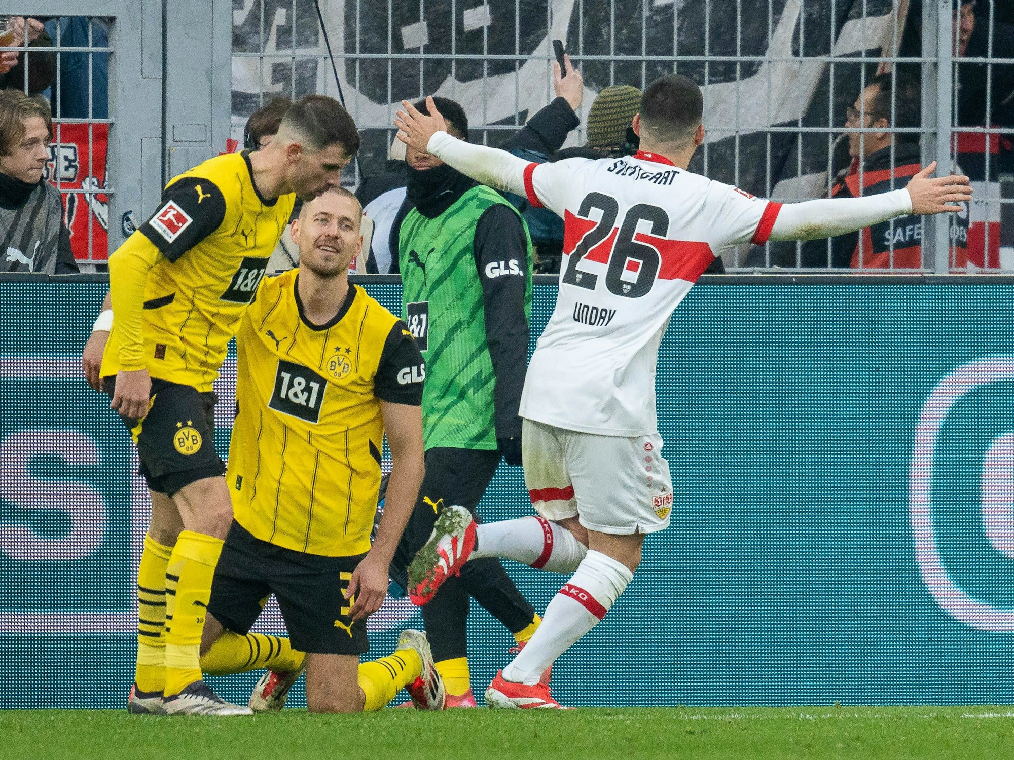 BVB-Profi Waldemar Anton am Samstag (8. Februar 2025) nach seinem Eigentor gegen den VfB Stuttgart. Im Hintergrund jubelt Stürmer Deniz Undav.