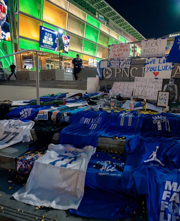 Fans der Dallas Mavericks legen aus Protestihre Doncic-Trikots vor dem American Airlines Center nieder.