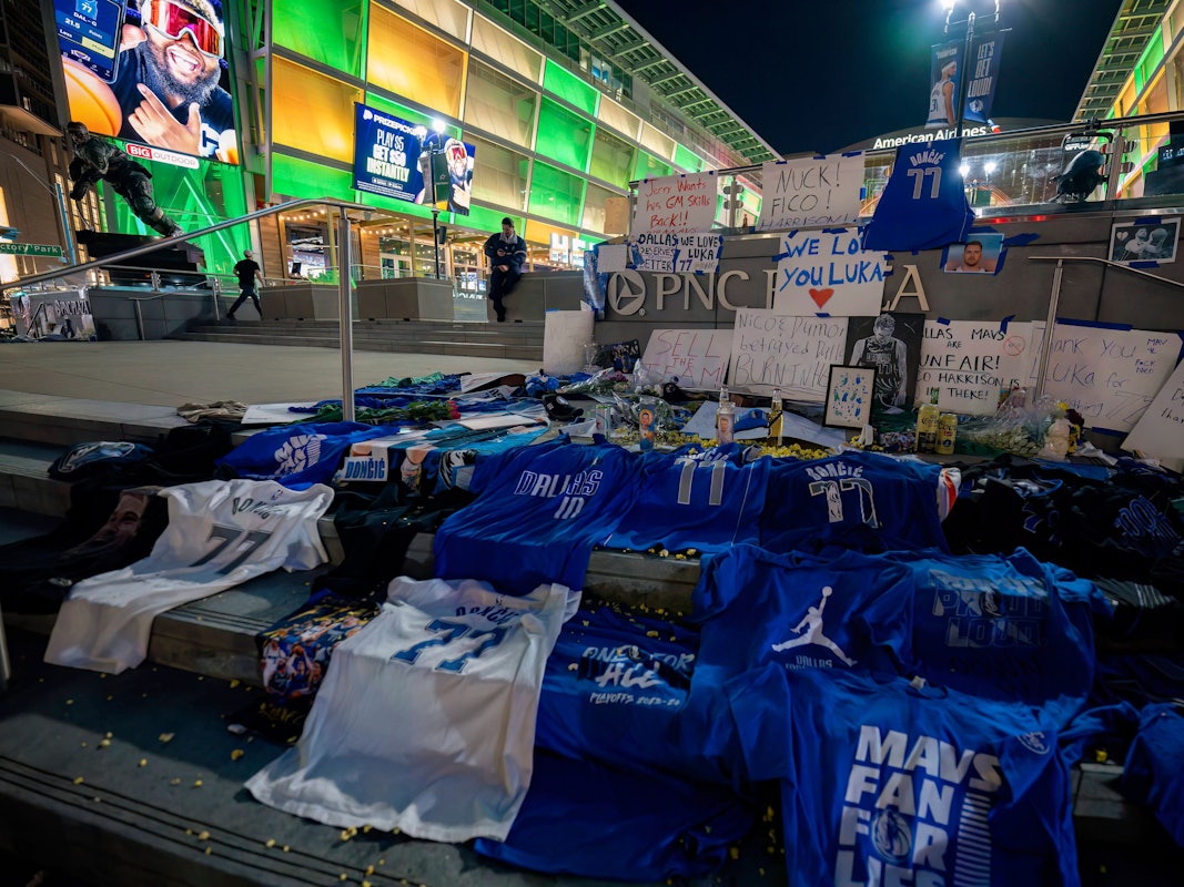Fans der Dallas Mavericks legen aus Protestihre Doncic-Trikots vor dem American Airlines Center nieder.
