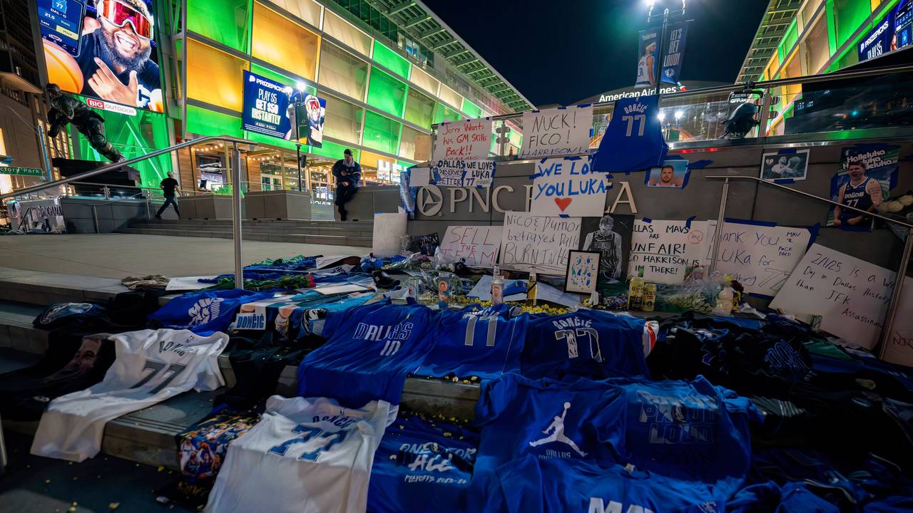 Fans der Dallas Mavericks legen aus Protestihre Doncic-Trikots vor dem American Airlines Center nieder.