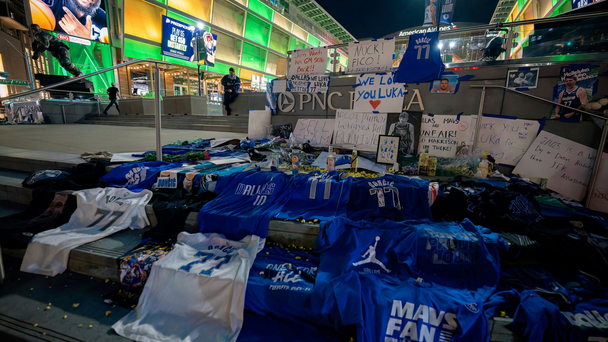 Fans der Dallas Mavericks legen aus Protestihre Doncic-Trikots vor dem American Airlines Center nieder.