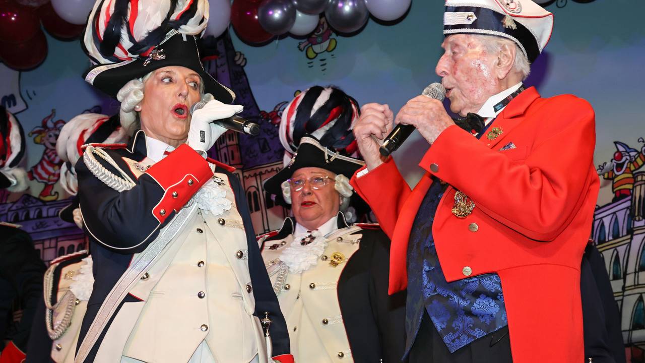 Ludwig Sebus singt mit Andrea Ecke bei der Damengarde.