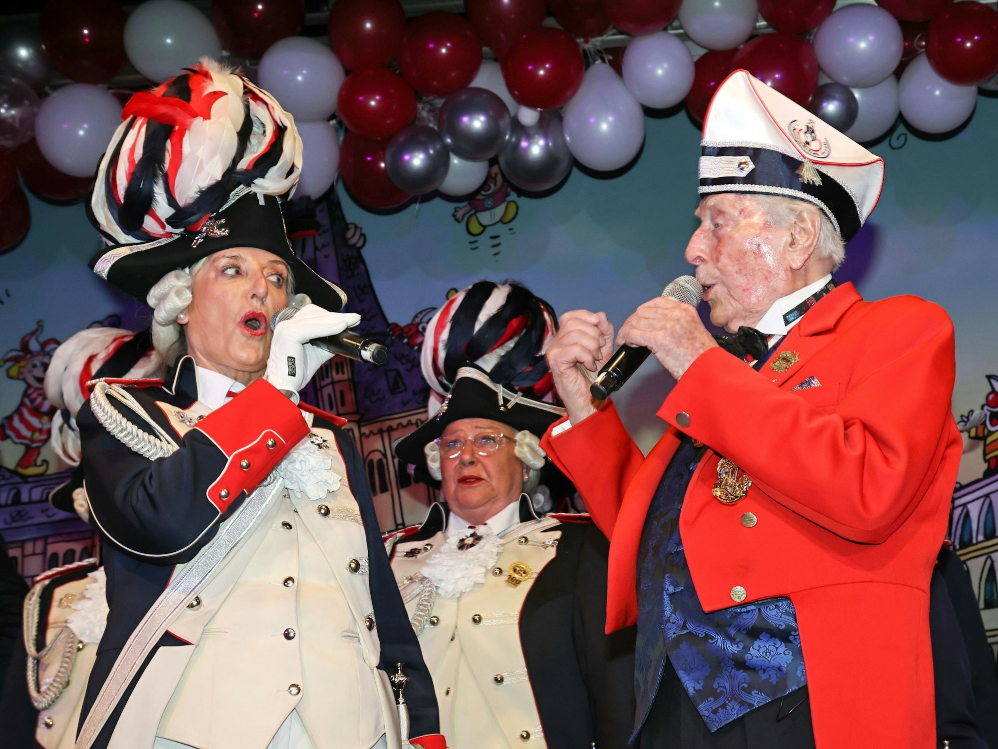 Ludwig Sebus singt mit Andrea Ecke bei der Damengarde.