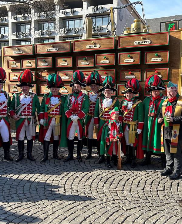 Der Apotheken-Festwagen der Altstädter steht auf dem Alter Markt.