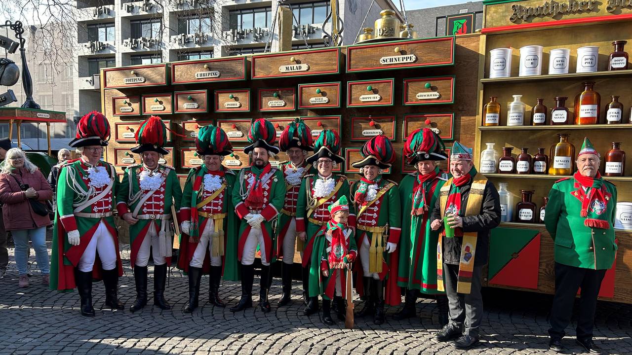 Der Apotheken-Festwagen der Altstädter steht auf dem Alter Markt.