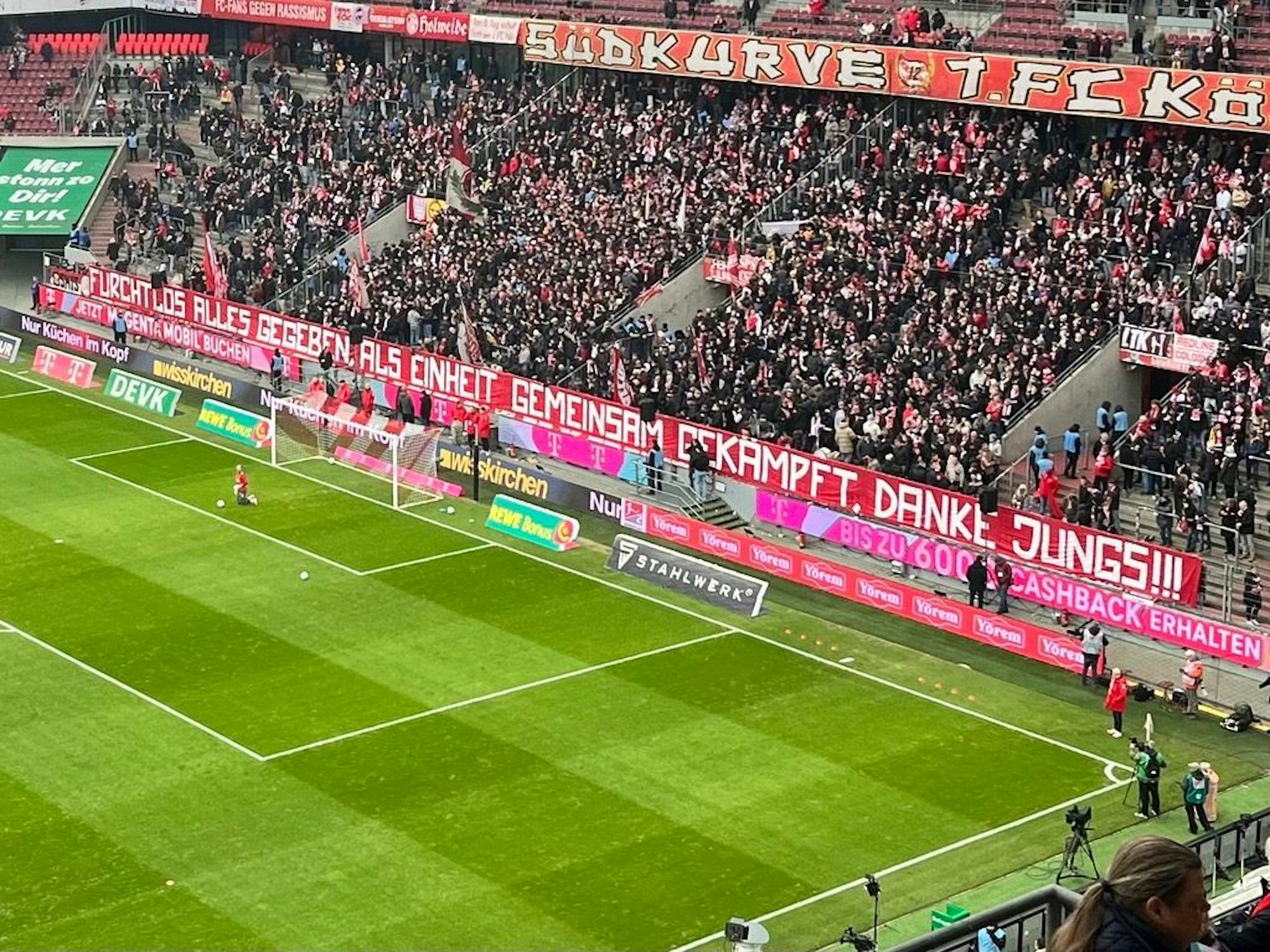 Plakat in der Kölner Südkurve vor dem Spiel gegen Schalke.