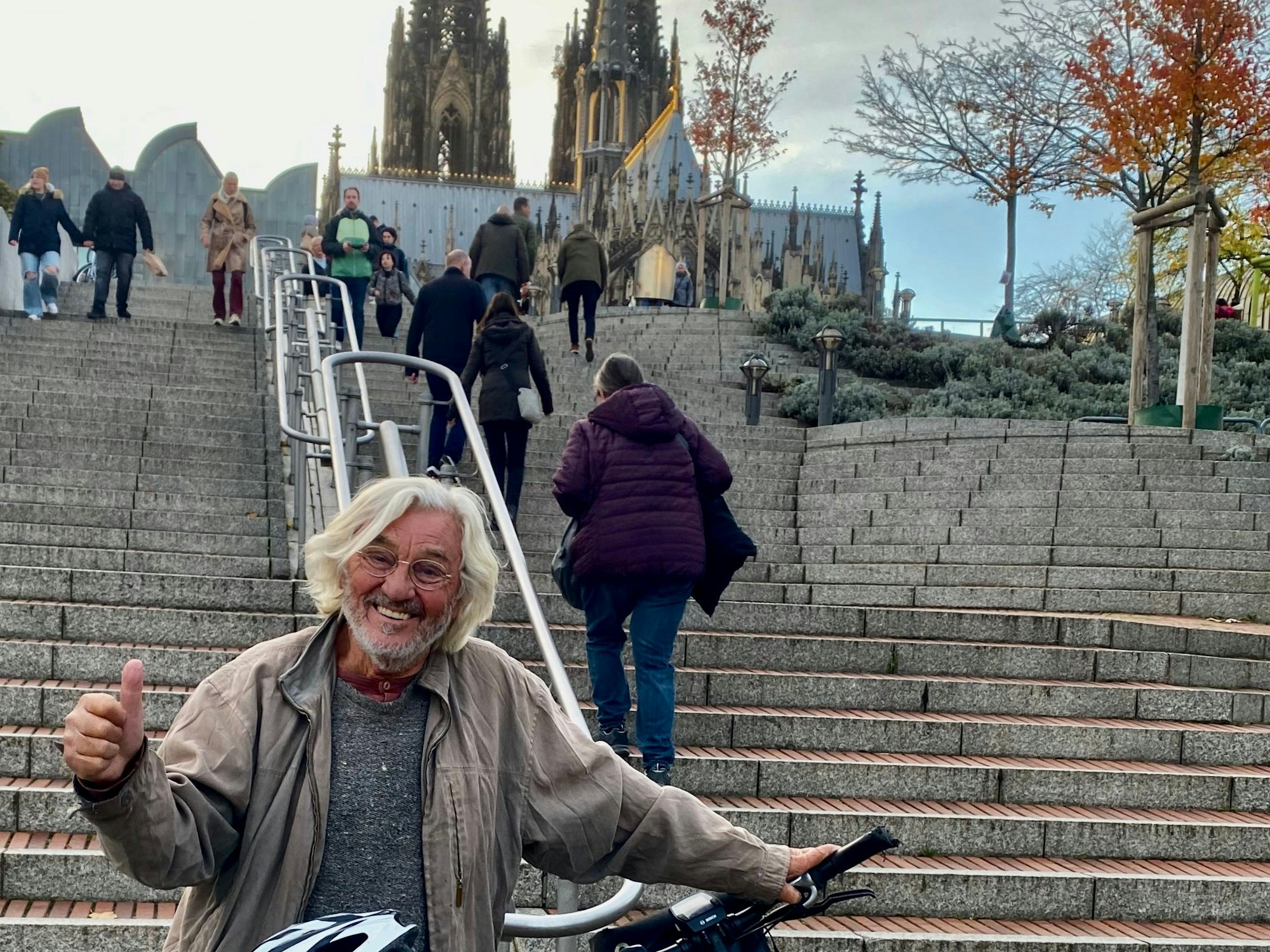 Wolfgang Hollmer vor dem Kölner Dom.