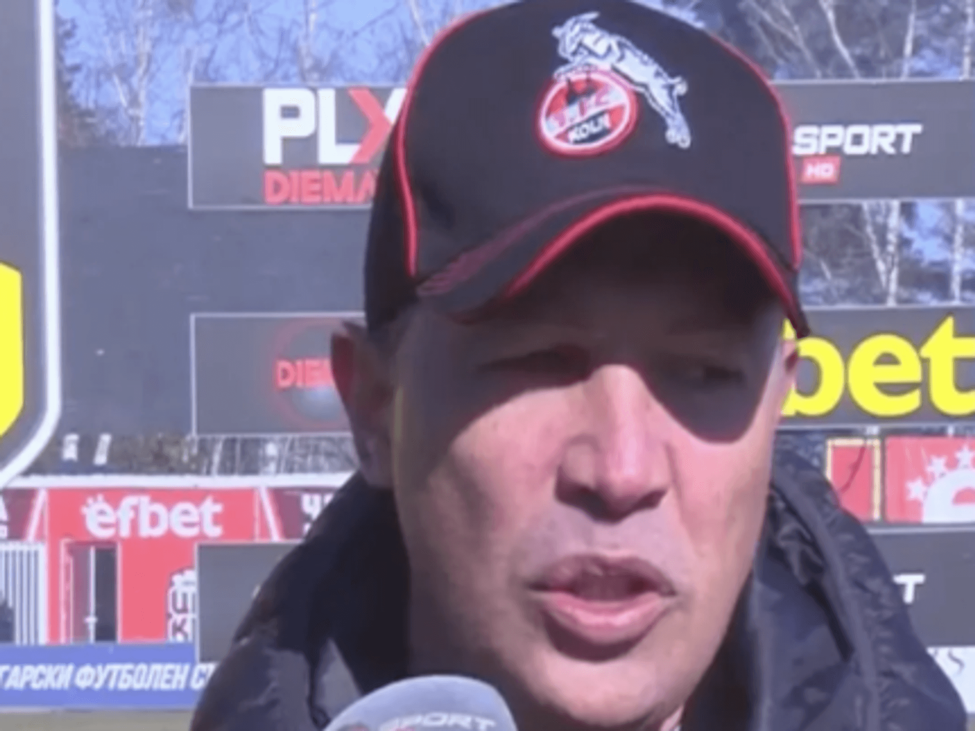 Lokomotive-Sofia-Trainer Anton Velkov mit einer Kappe des 1. FC Köln.