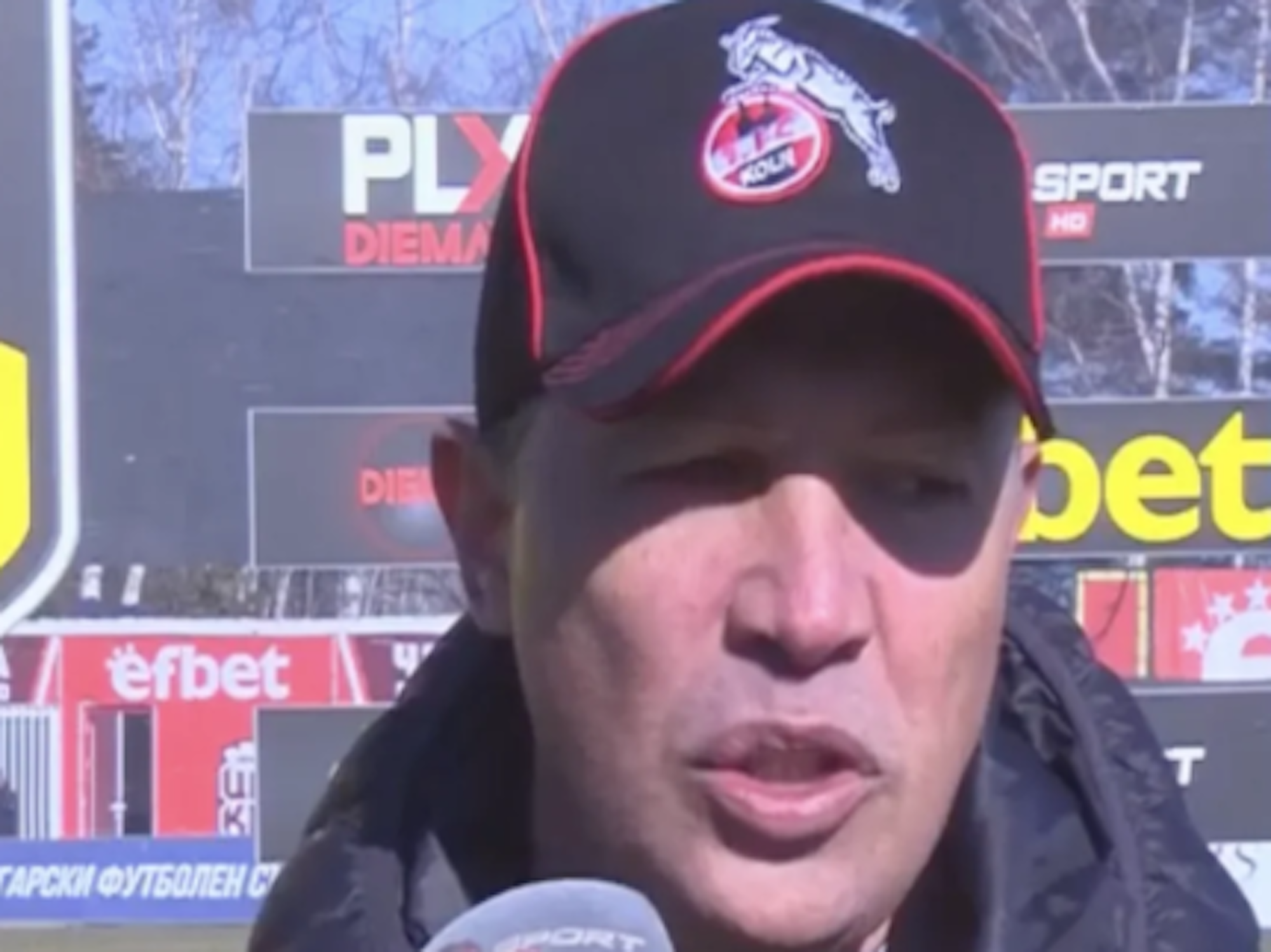 Lokomotive-Sofia-Trainer Anton Velkov mit einer Kappe des 1. FC Köln.