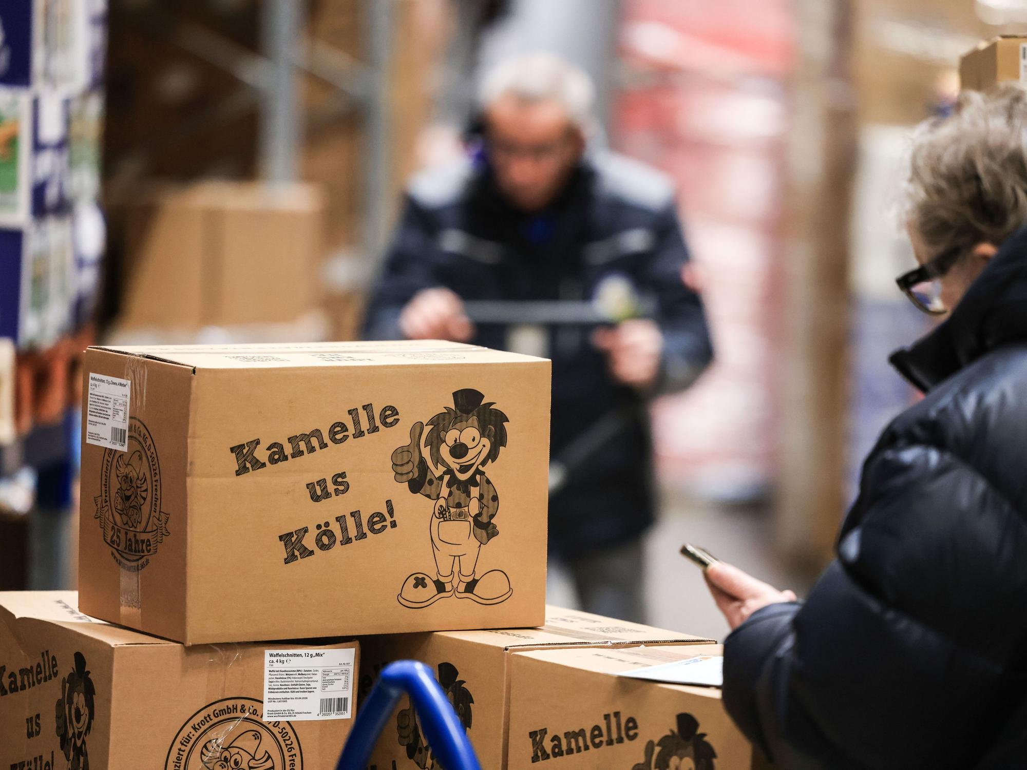 Kunden decken sich beim sogenannten „Kamelle-König“ mit Kamelle ein.