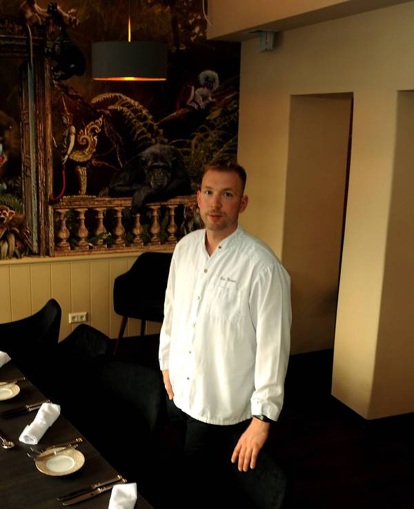 Eric Werner, hier 2019 zum Start seines Restaurants, steht an einem Tisch.