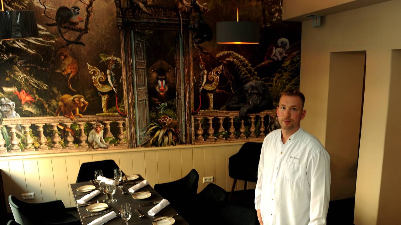 Eric Werner, hier 2019 zum Start seines Restaurants, steht an einem Tisch.