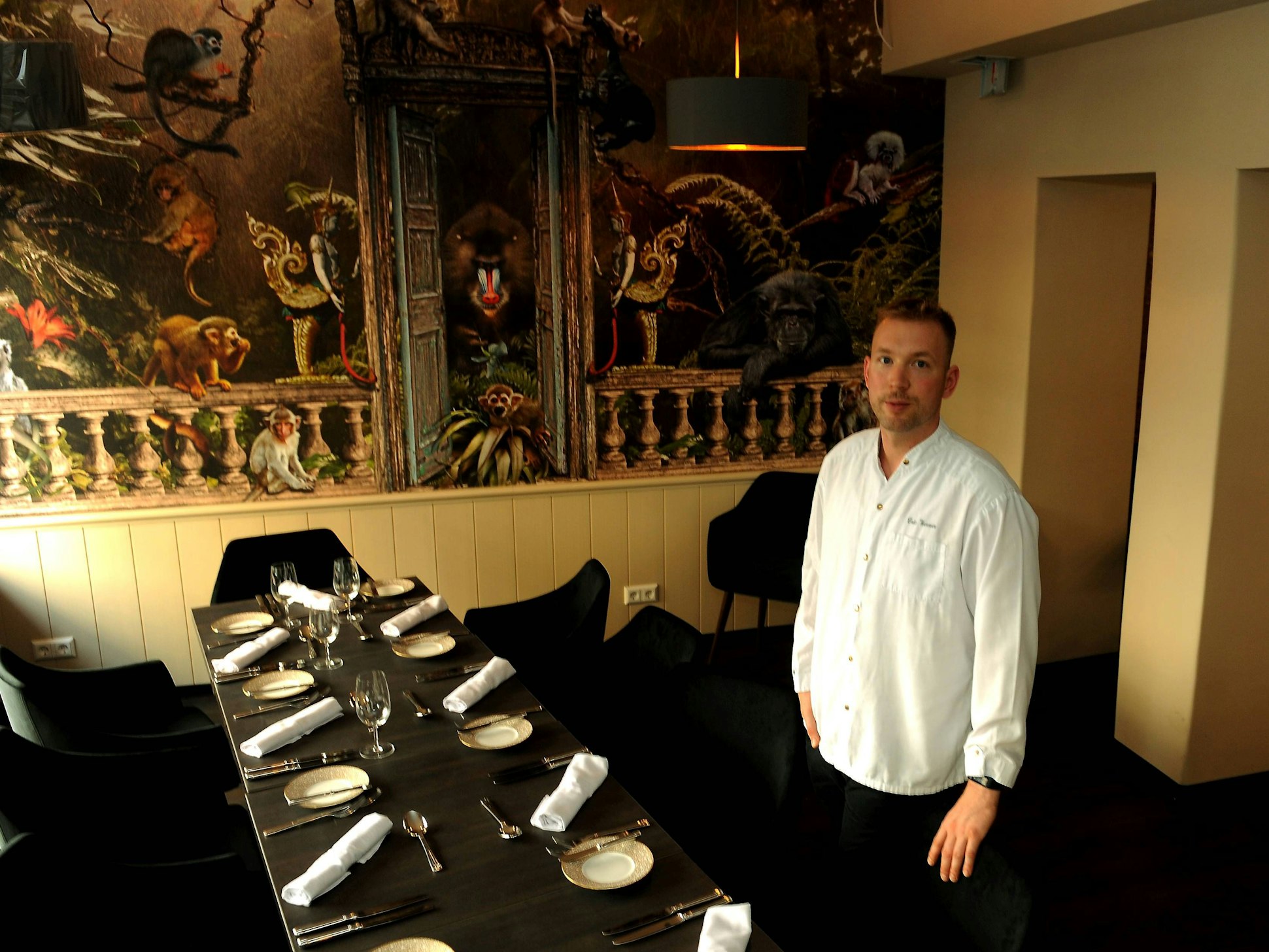 Eric Werner, hier 2019 zum Start seines Restaurants, steht an einem Tisch.