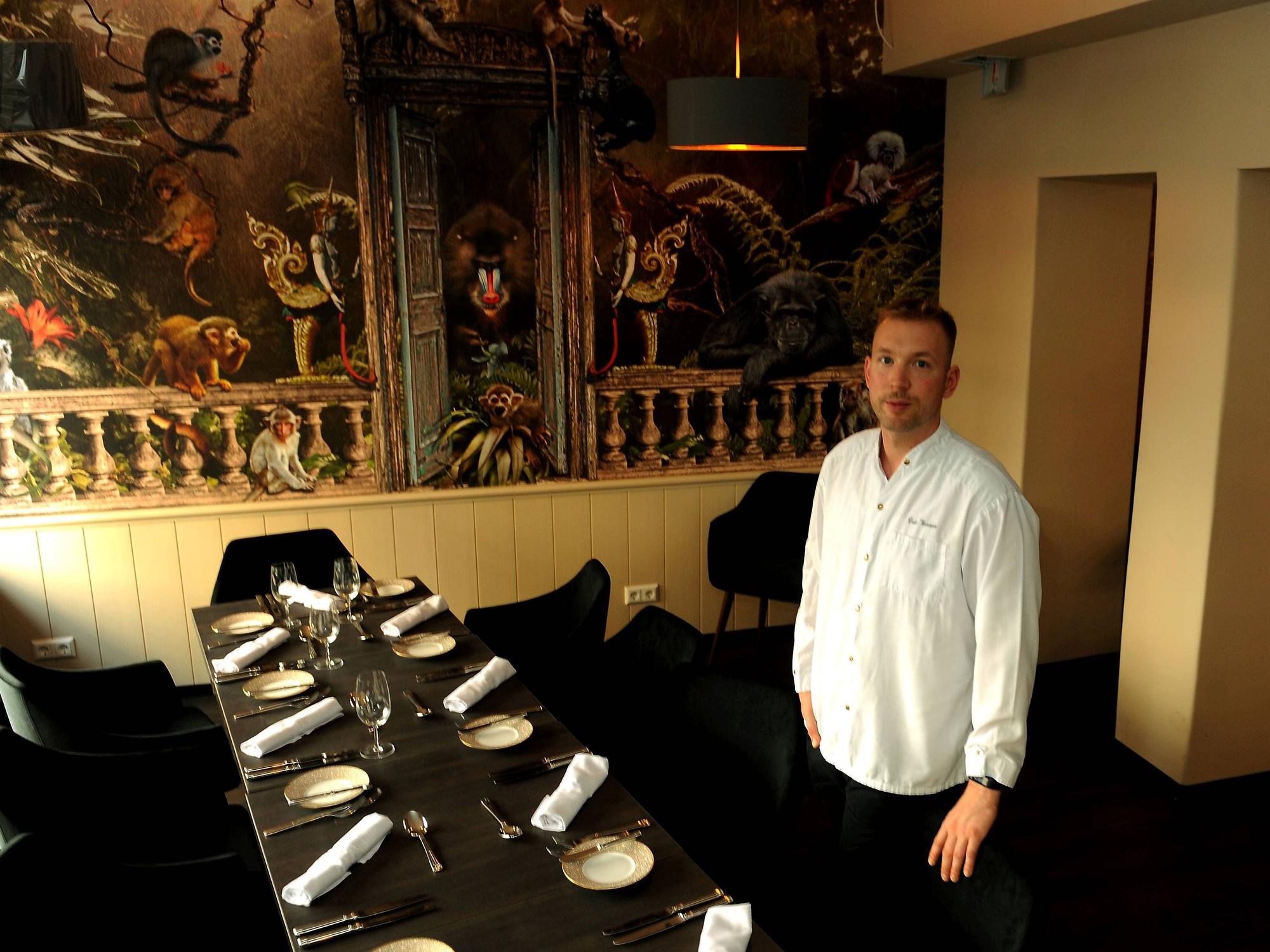 Eric Werner, hier 2019 zum Start seines Restaurants, steht an einem Tisch.