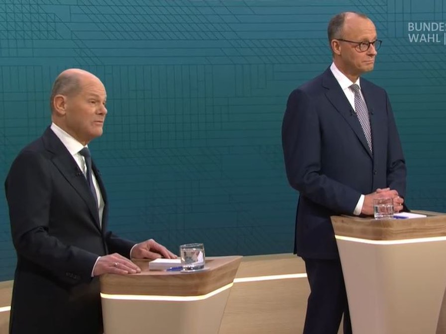 Bundeskanzler Olaf Scholz (SPD), kommt zum TV-Duell von ARD und ZDF am Studio an. Hier stellen sich Scholz und Merz, Unions-Kanzlerkandidat, im Studio Berlin-Adlershof zentralen Fragen und debattieren zu den wesentlichen Themen des Bundestagswahlkampfs.