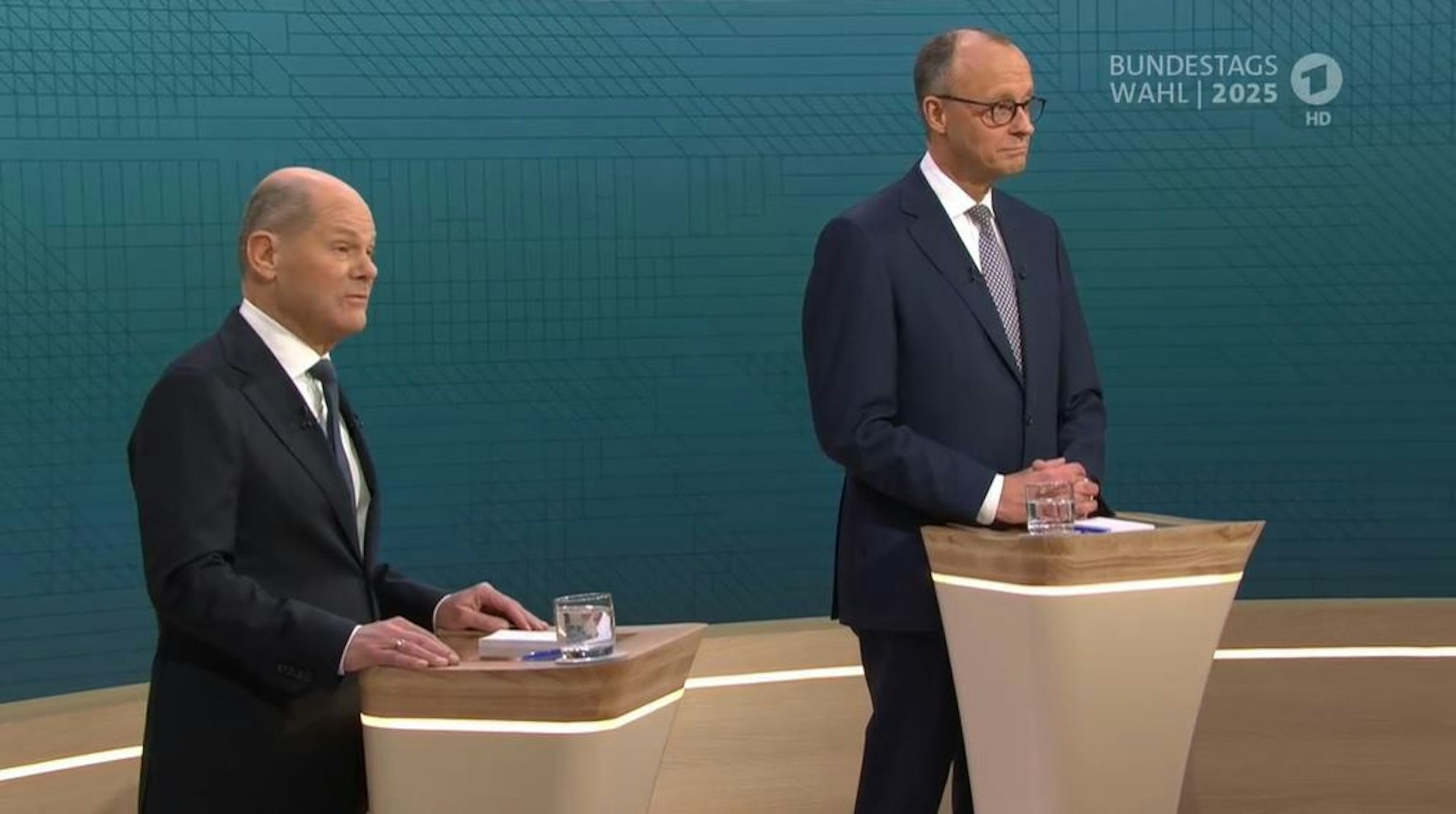Bundeskanzler Olaf Scholz (SPD), kommt zum TV-Duell von ARD und ZDF am Studio an. Hier stellen sich Scholz und Merz, Unions-Kanzlerkandidat, im Studio Berlin-Adlershof zentralen Fragen und debattieren zu den wesentlichen Themen des Bundestagswahlkampfs.