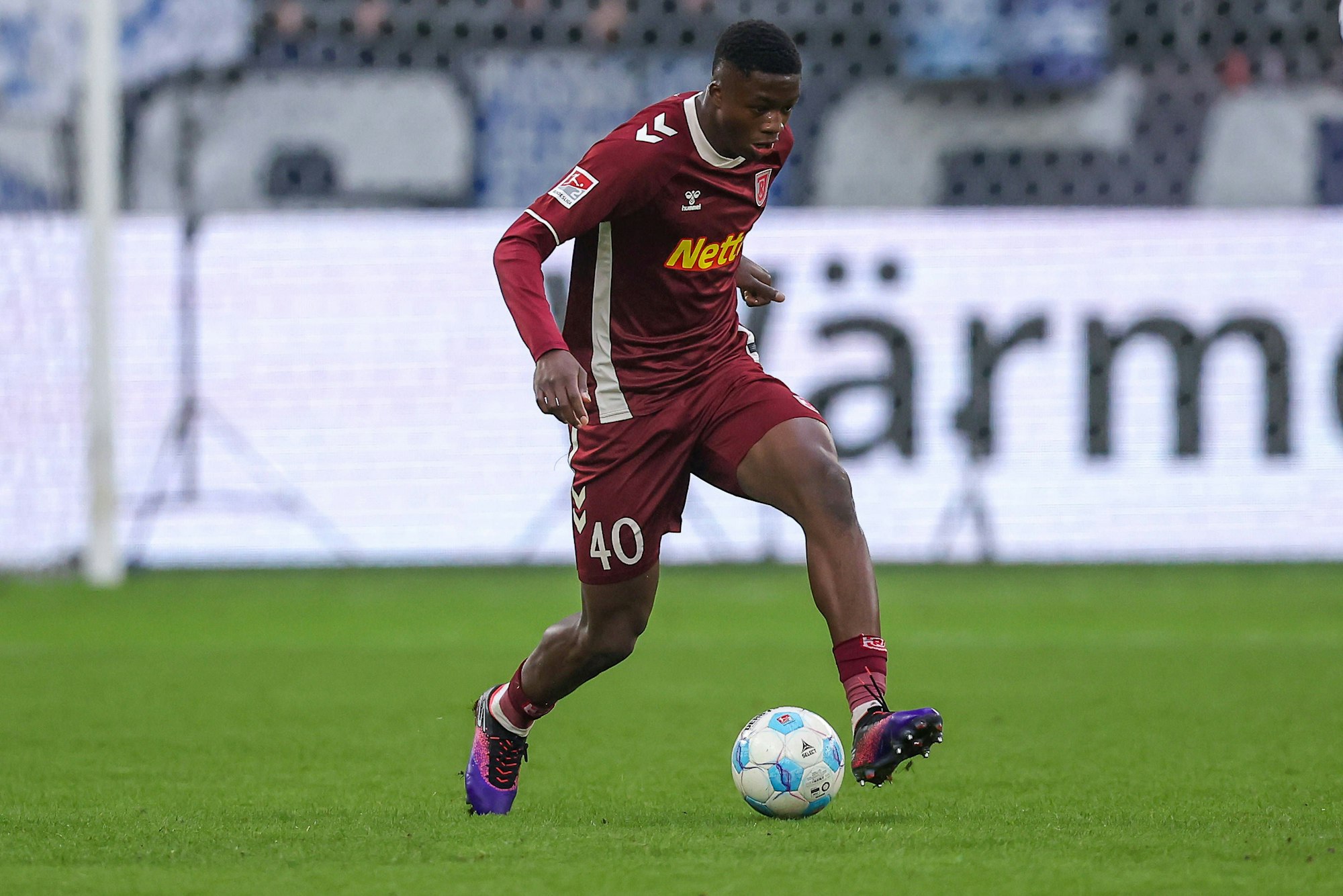 Mansour Ouro-Tagba am Ball.