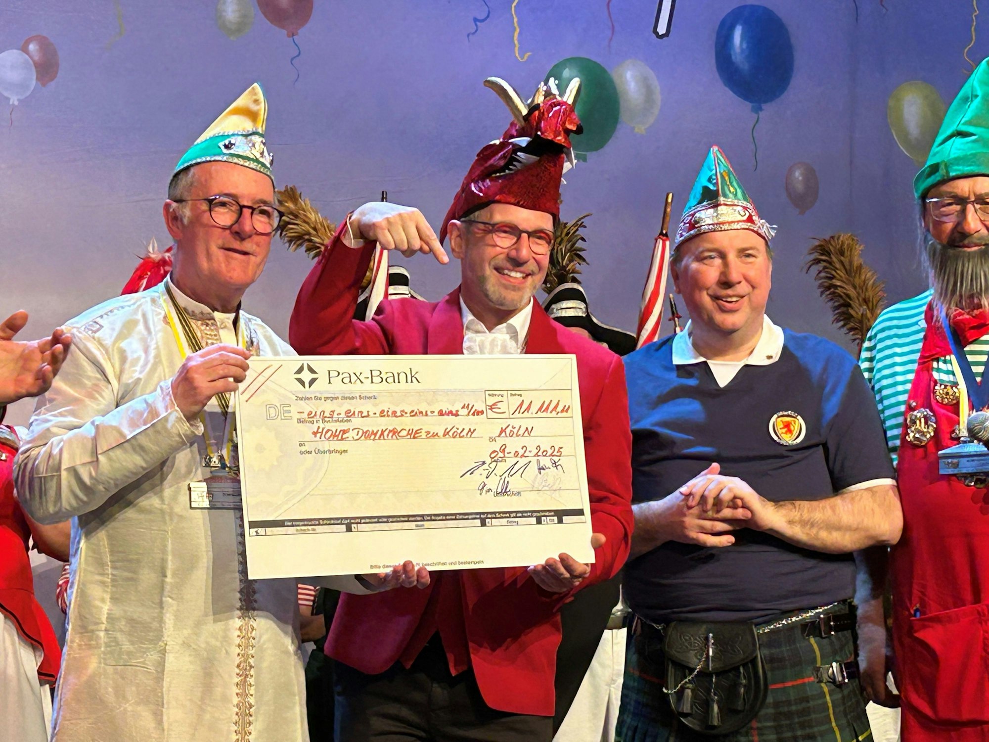 Guido Assmann, Peter Füssenich und Robert Kleine mit Spendenscheck.