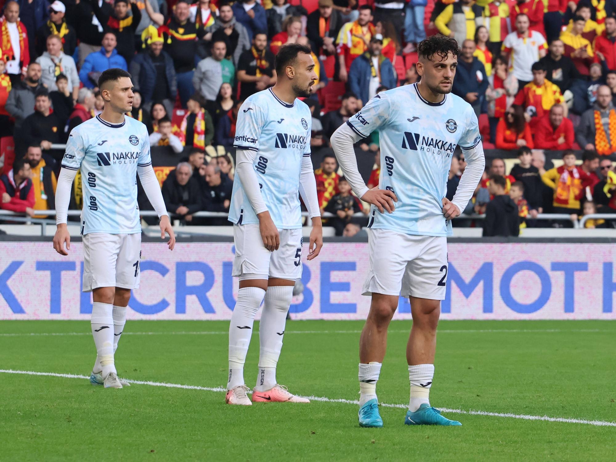 Die Profis von Adana Demirspor stehen auf dem Platz.