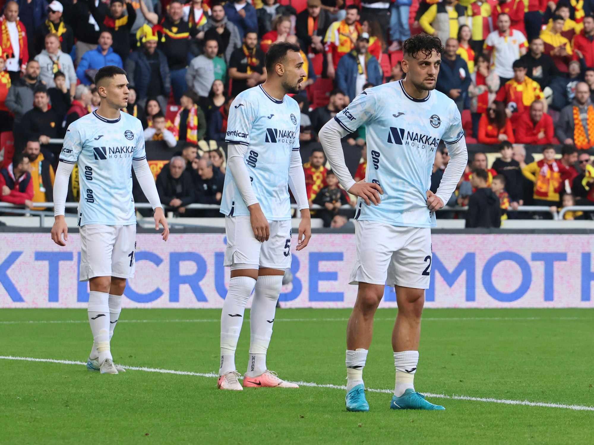 Die Profis von Adana Demirspor stehen auf dem Platz.