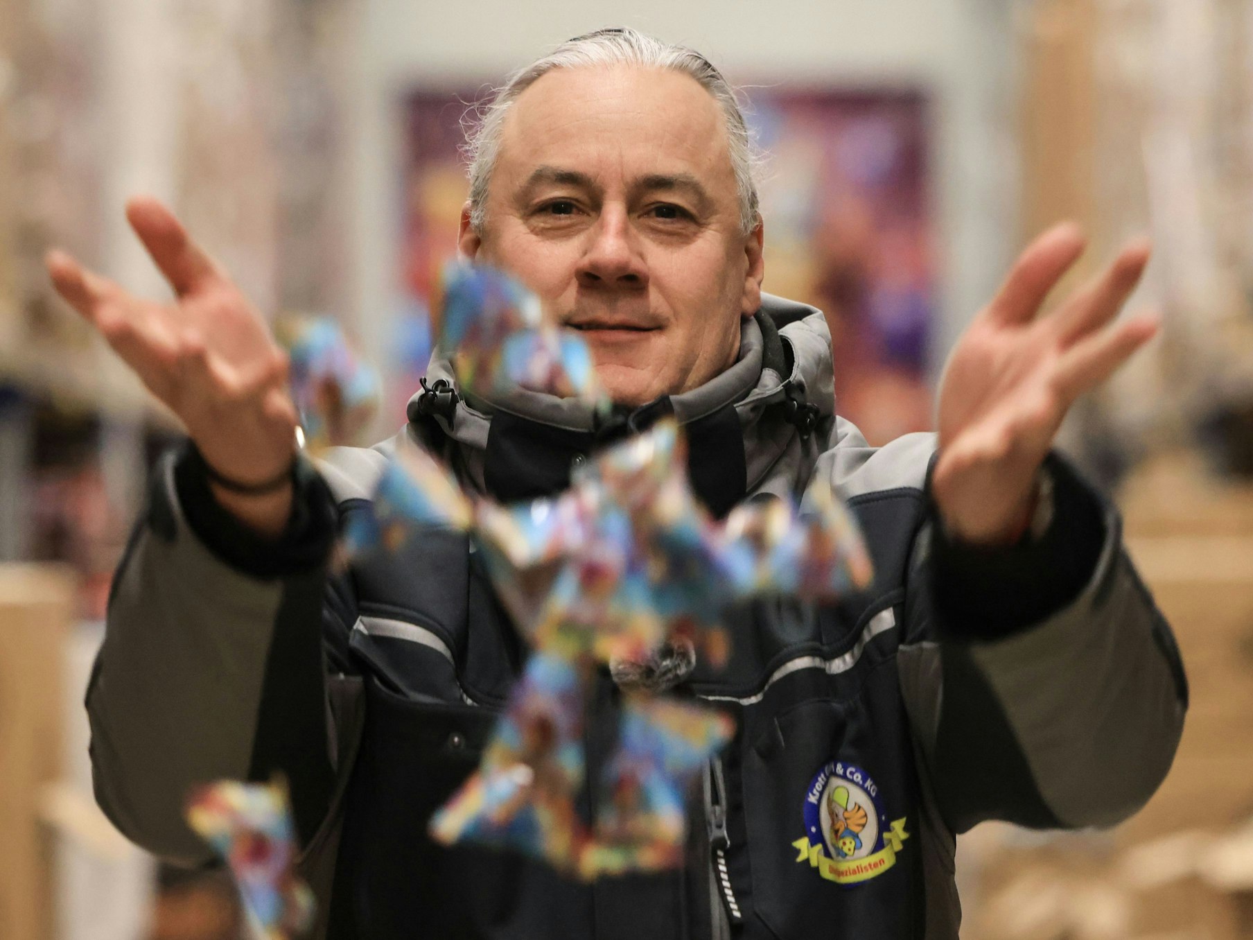 Ralf Krott, sogenannter „Kamelle-König“, wirft in seinem Lager Kamelle.