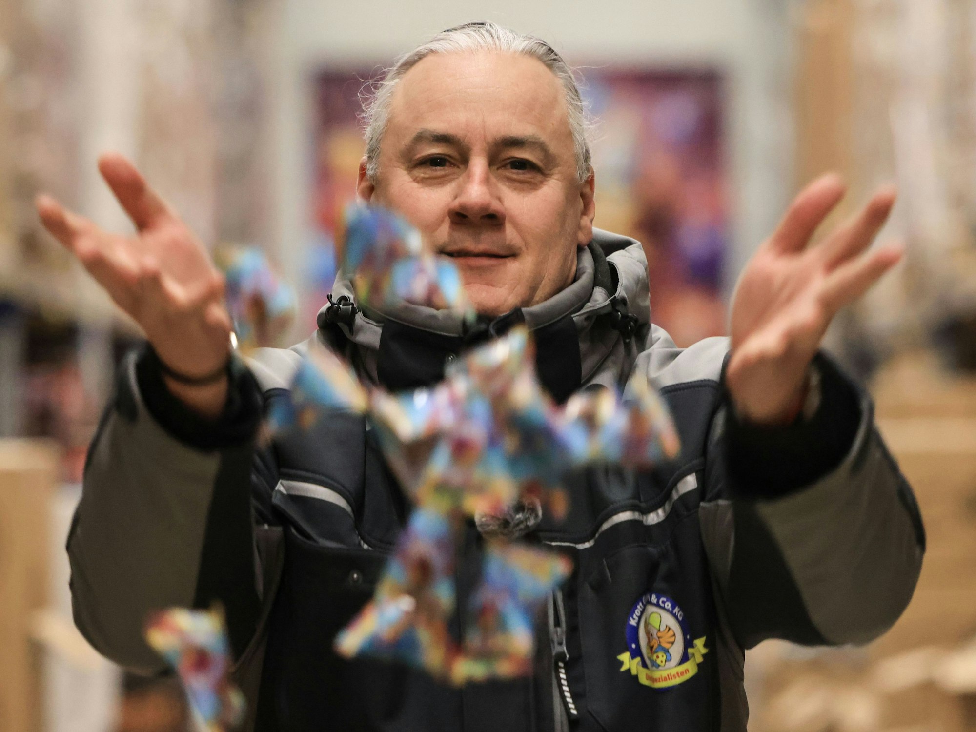 Ralf Krott, sogenannter „Kamelle-König“, wirft in seinem Lager Kamelle.