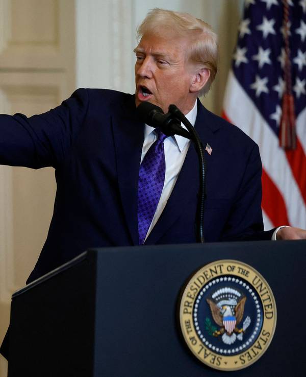 Zu sehen ist der US-Präsident Donald Trump am 08. Februar 2025 bei einem Pressetermin, bei dem er mit einem erhobenen Zeigefinger auf etwas außerhalb des linken Bildrands zeigt.