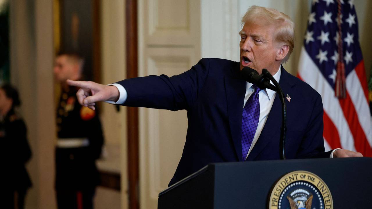 Zu sehen ist der US-Präsident Donald Trump am 08. Februar 2025 bei einem Pressetermin, bei dem er mit einem erhobenen Zeigefinger auf etwas außerhalb des linken Bildrands zeigt.