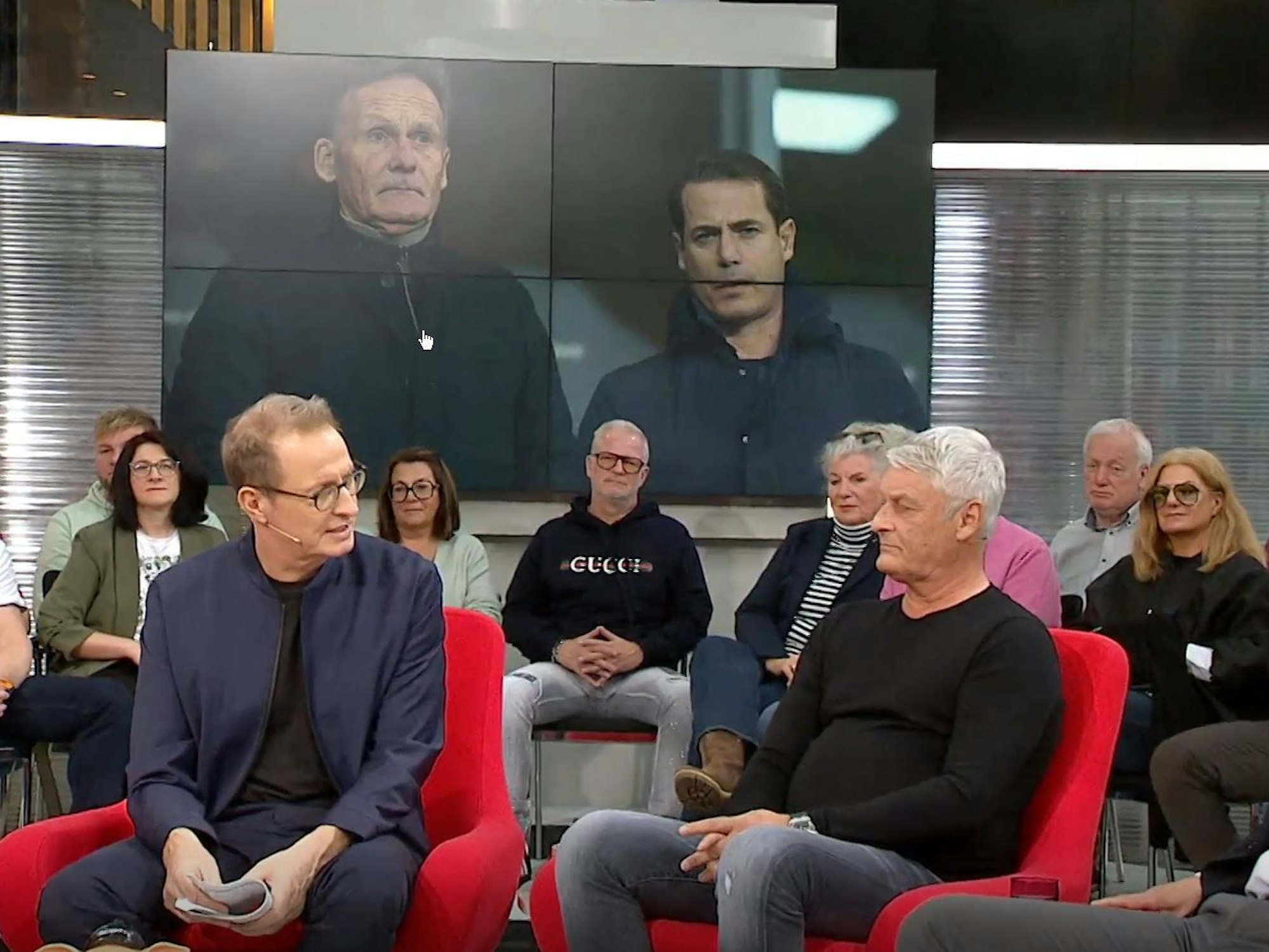 Florian König stellt Armin Veh eine Frage.