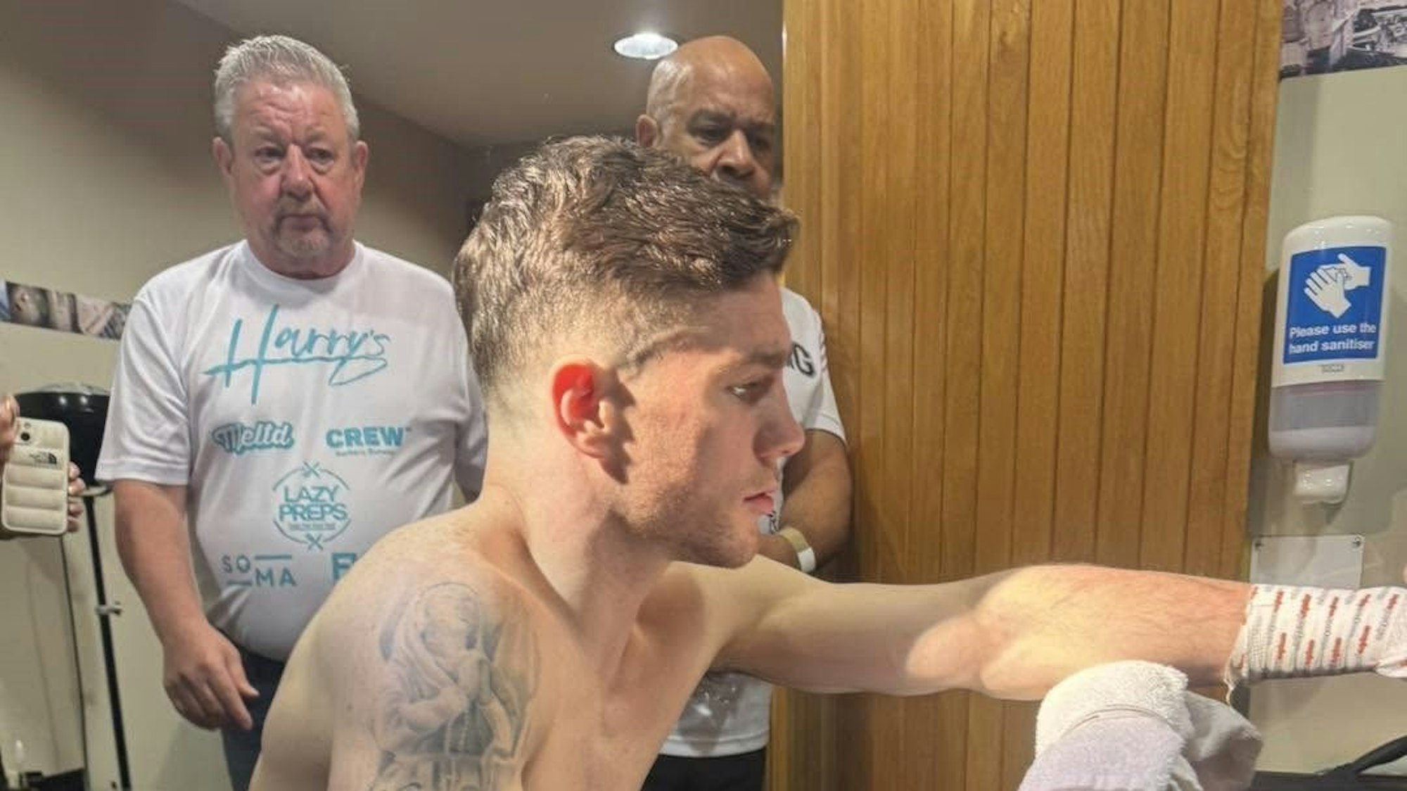 Boxer John Cooney kurz vor seinem letzten Kampf in der Kabine.