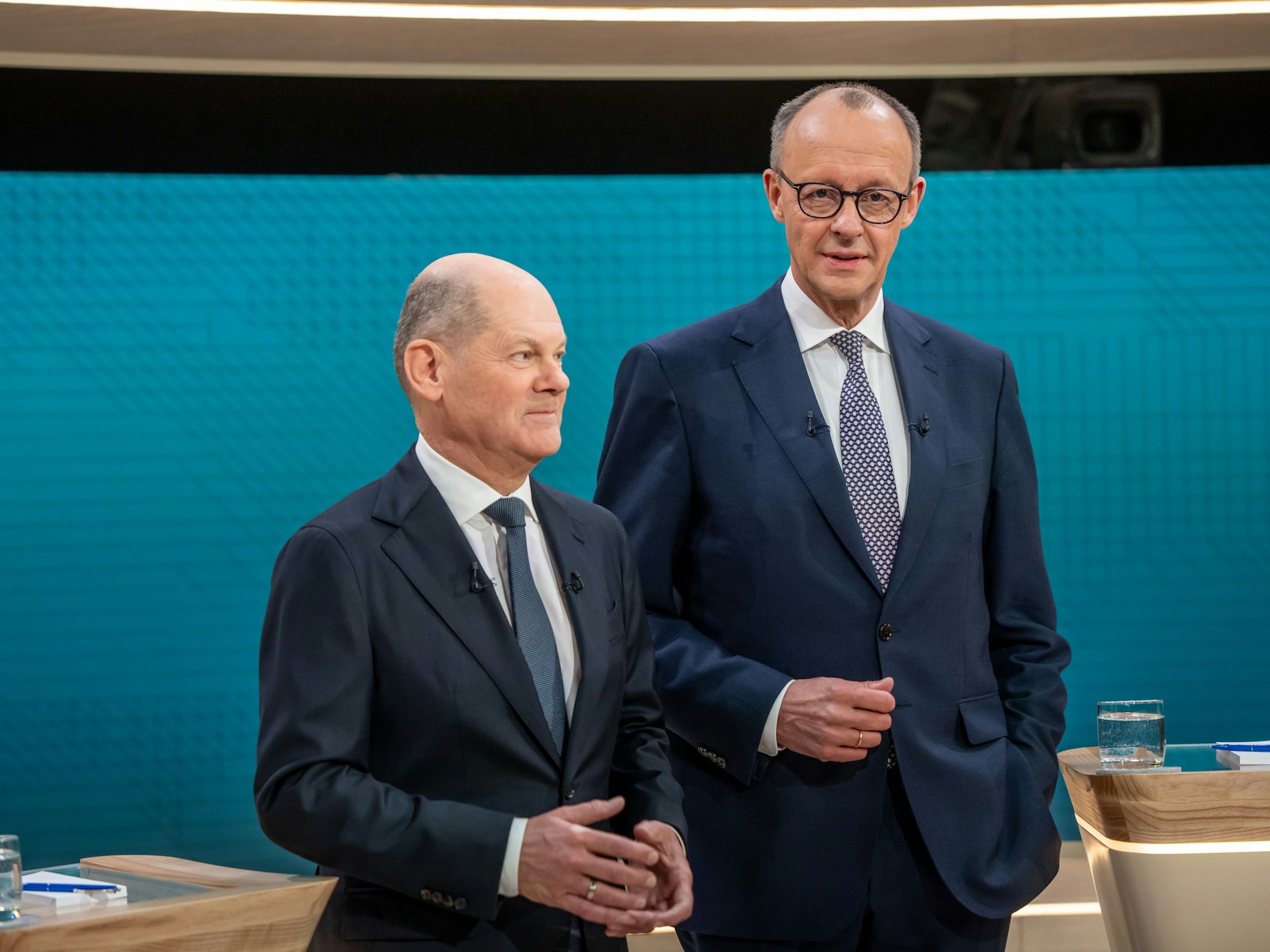 09.02.2025, Berlin: Bundeskanzler Olaf Scholz (SPD, l), steht neben Friedrich Merz, Unions Kanzlerkandidat und CDU Bundesvorsitzender, vor dem TV-Duell von ARD und ZDF. In 90 Minuten stellen sich beide im Studio Berlin-Adlershof zentralen Fragen und debattieren zu den wesentlichen Themen des Bundestagswahlkampfs. Moderiert wird die Sendung von Sandra Maischberger (ARD) und Maybrit Illner (ZDF). Foto: Michael Kappeler/dpa-Pool/dpa +++ dpa-Bildfunk +++