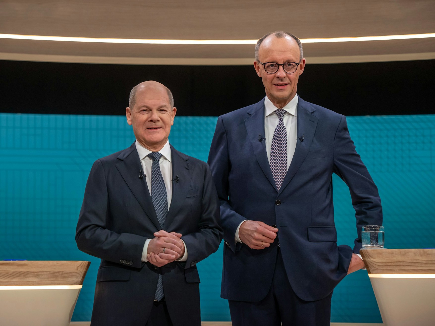 Bundeskanzler Olaf Scholz (SPD, l), steht neben Friedrich Merz, Unions Kanzlerkandidat und CDU Bundesvorsitzender, vor dem TV-Duell von ARD und ZDF.