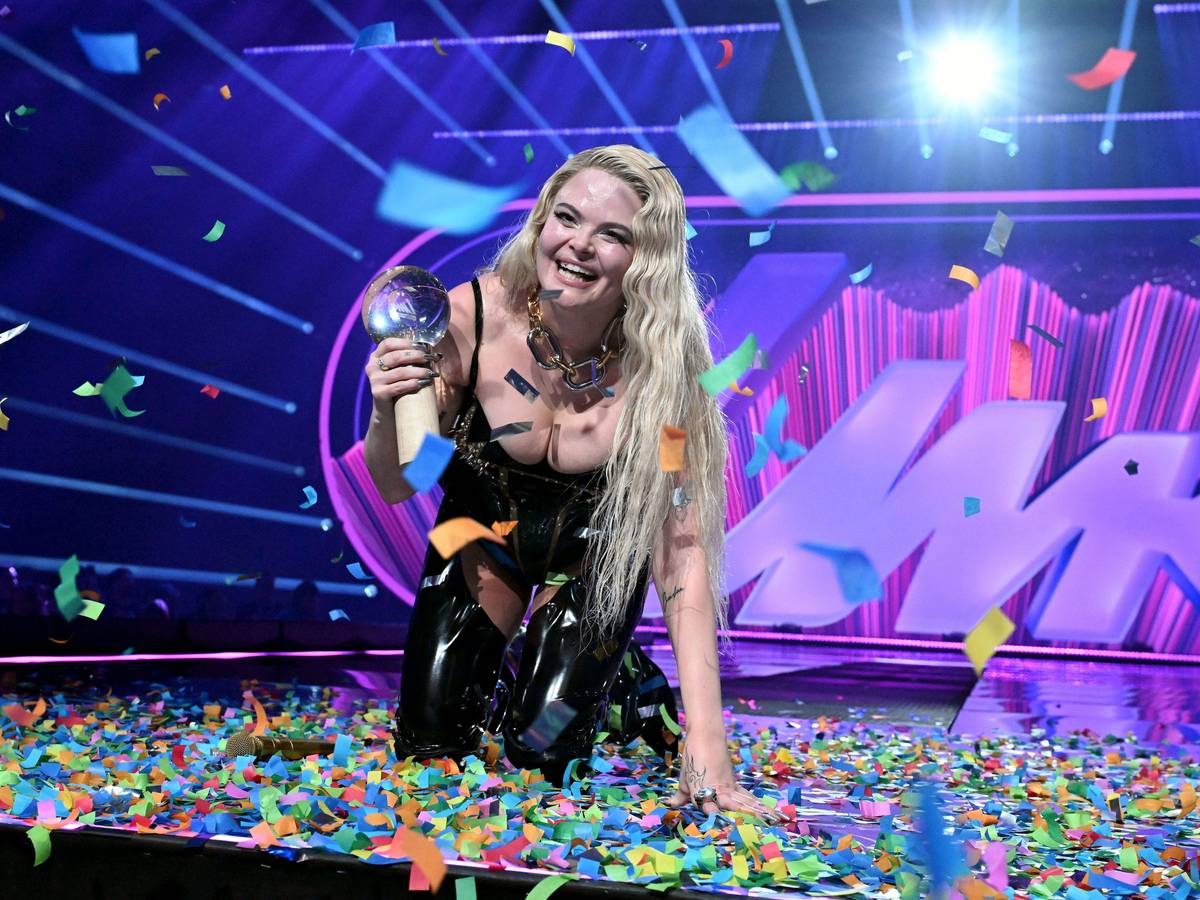 Erika Vikman feiert den Sieg des UMK-Finales. Vikman gewann den Wettbewerb mit dem Lied „Ich komme“.
