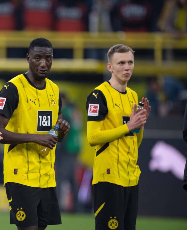 Die Dortmunder Spieler stehen enttäuscht vor den Fans.