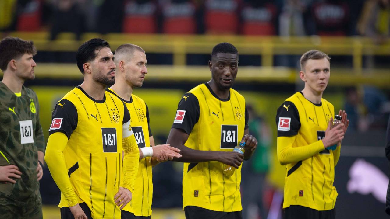 Die Dortmunder Spieler stehen enttäuscht vor den Fans.